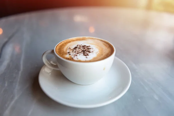 Güneş ışığı ile masada Kahve fincanı sabah