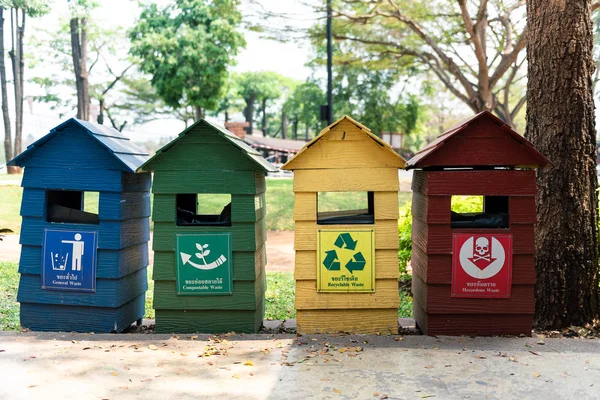 Tay dili ve İngilizce açıklaması ile parkta çok renkli kutular