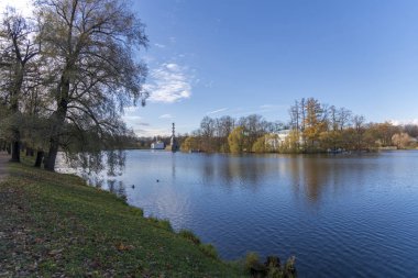 Bir sonbahar görünümü Chesme sütun ve Türk Hamamı köşk, Puşkin, St Petersburg