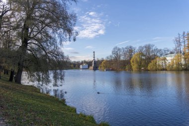 Bir sonbahar görünümü Chesme sütun ve Türk Hamamı köşk, Puşkin, St Petersburg