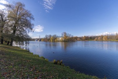 Bir sonbahar görünümü Chesme sütun ve Türk Hamamı köşk, Puşkin, St Petersburg