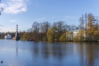 Bir sonbahar görünümü Chesme sütun ve Türk Hamamı köşk, Puşkin, St Petersburg
