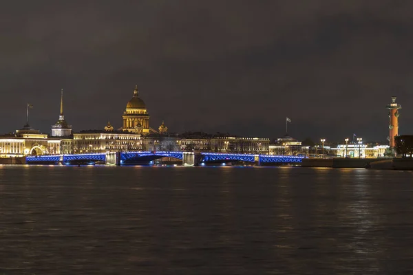 Vista notturna del Palazzo Embankment e del Palazzo d'Inverno — Foto Stock