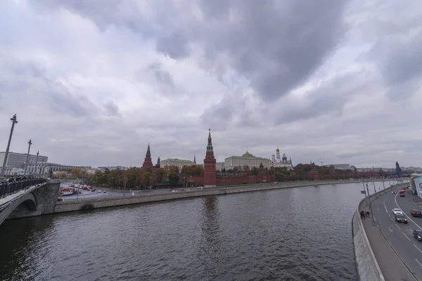 Plaza Roja con Torre Spasskaya, Torre del Zar, Muro del Kremlin y vista al río Moskva, Moscú, Rusia —  Fotos de Stock