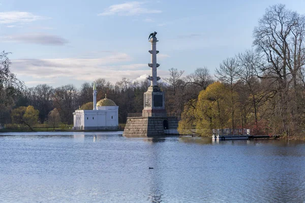 Bir sonbahar görünümü Chesme sütun ve Türk Hamamı köşk, Puşkin, St Petersburg