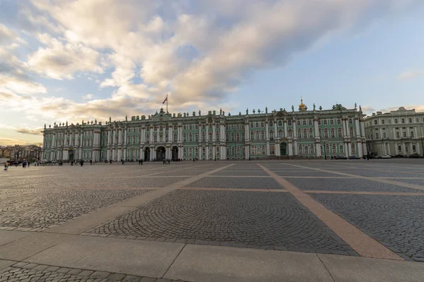 Cephe Kış Sarayı, Hermitage Müzesi, St Petersburg, Rusya'nın ikonik simgesel yapı evine — Stok fotoğraf