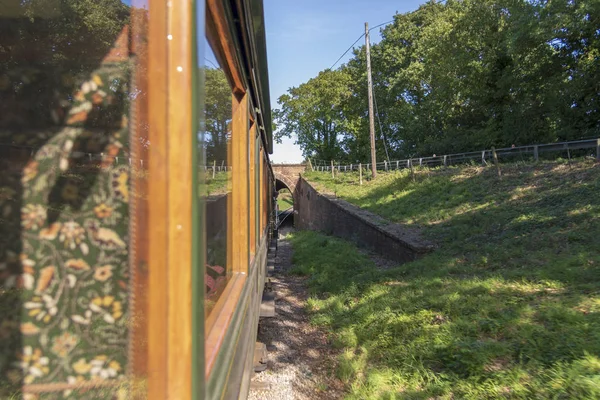 Diesellok auf Zugfahrt ins Tal — Stockfoto