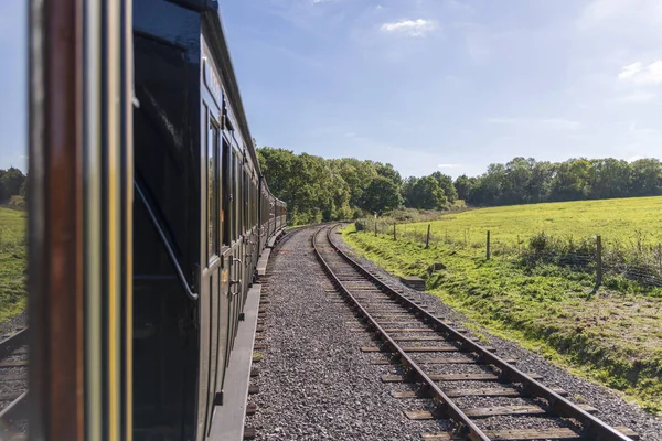 Diesellok auf Zugfahrt ins Tal — Stockfoto