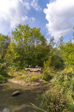 Tropikal yağmur ormanlarında paslı kaşifler jeep terk edilmiş