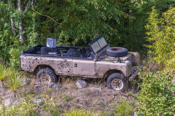 Tropikal yağmur ormanlarında paslı kaşifler jeep terk edilmiş