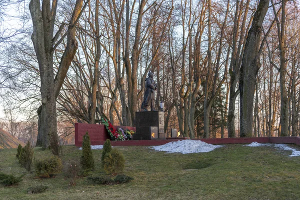 Flamme éternelle à Niasvizh sur la tombe du soldat inconnu dans la ville de Niasvizh en Biélorussie — Photo