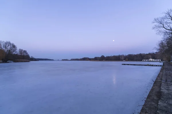 Moon over bevroren meer in Niasvizh, Wit-Rusland — Stockfoto
