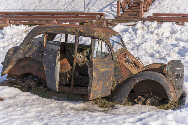 Старый ржавый вагончик