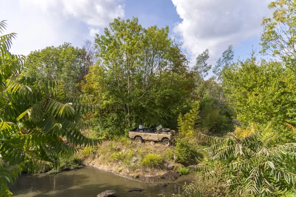 Vieux explorateurs rouillés abandonnés jeep dans la forêt tropicale — Photo