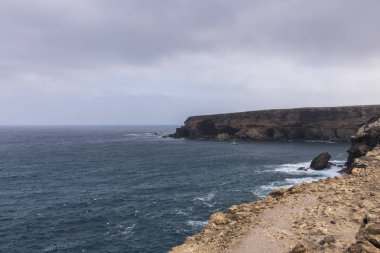 Fuerteventura 'Da sahilde beyaz bulutlar, Kanarya Adaları