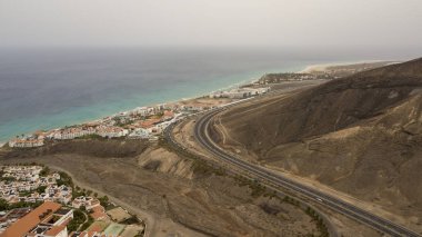 Fuerteventura 'da sahil beldesi ve FV-2 otoyolu havadan çekilmiş, Kanarya Adaları