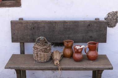 Eski evin önünde kil testiler ile eski ahşap tezgah