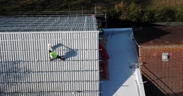 Vista aérea de uma obra de uma escola em East London, Reino Unido — Vídeo de Stock