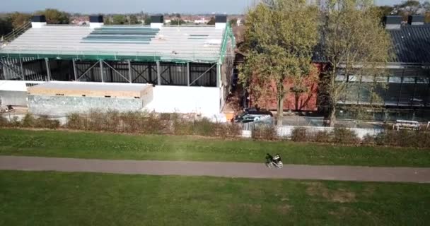 Vista aérea de una obra de construcción de una escuela en el este de Londres, Reino Unido — Vídeo de stock