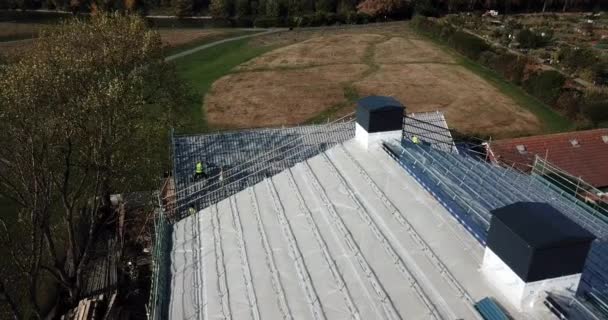 Vista aérea de una obra de construcción de una escuela en el este de Londres, Reino Unido — Vídeo de stock