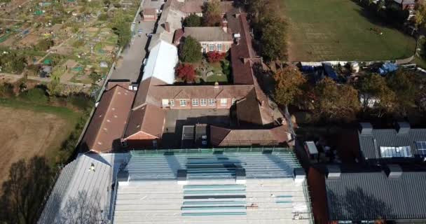 이스트 런던, 영국에 있는 학교의 건설 현장에의 항공 보기 — 비디오