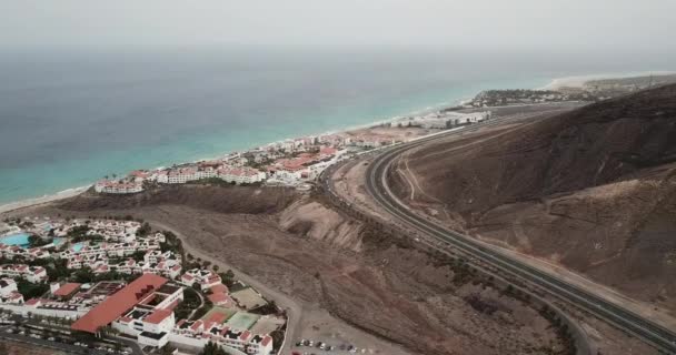 Widok lotniczy nadmorskiego kurortu Fuerteventura, Wyspy Kanaryjskie, Hiszpania — Wideo stockowe