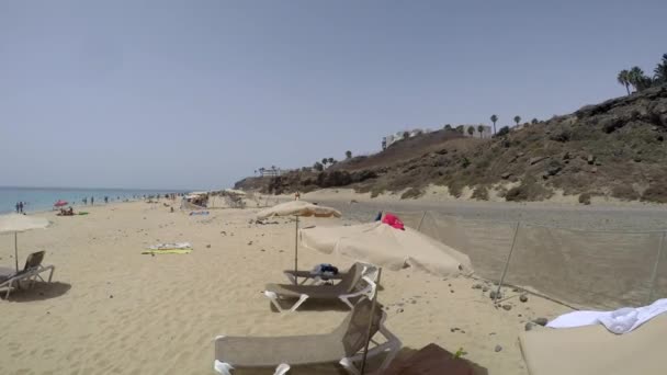 Zandstrand aan zee en badplaats 360 graden timelapse in Fuerteventura, Canarische eilanden, Spanje — Stockvideo