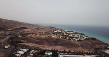 Fuerteventura 4, Kanarya Adaları, İspanya'da bir sahil beldesinin havadan görünümü