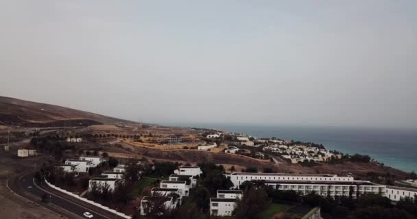 Widok lotniczy nadmorskiego kurortu Fuerteventura 3, Wyspy Kanaryjskie, Hiszpania — Wideo stockowe