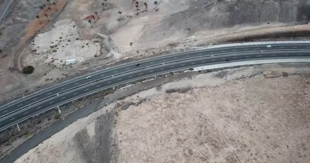 Luchtfoto van FV-2 autosnelweg en berg in Fuerteventura 5, Canarische eilanden, Spanje — Stockvideo