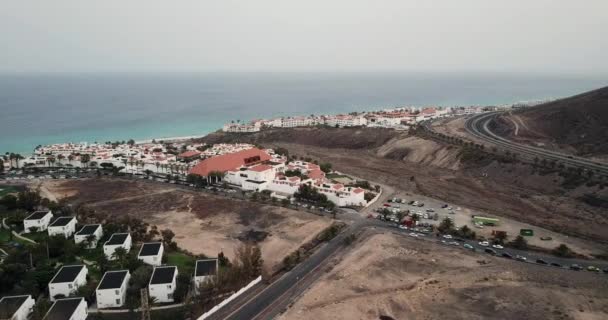 Légifelvétel egy tengerparti üdülőhely Fuerteventura, Kanári-szigetek, Spanyolország — Stock videók