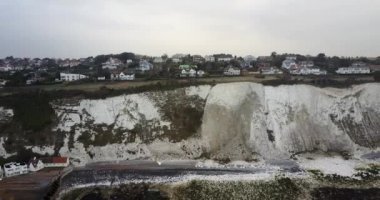 Kent'te Dover'ın beyaz kayalıklarından havadan uçmak havadan vuruldu