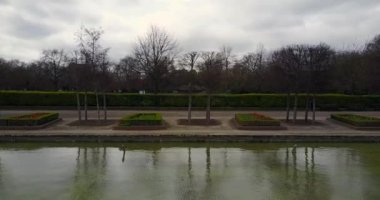Battersea Park gölünün havadan 4k görünümü