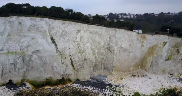 Panorâmica 4K vista das falésias brancas de Dover e da praia — Vídeo de Stock