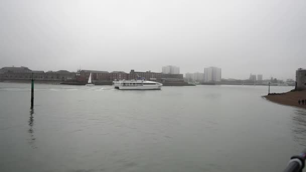 Říční člun vstupující do přístavu — Stock video