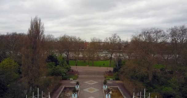 Powietrzny widok 4K parku i Tamizy — Wideo stockowe