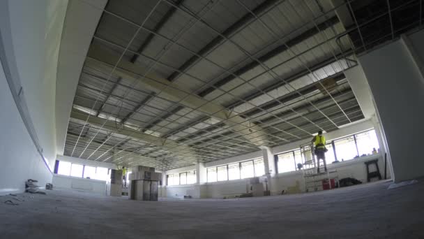 Konstrukce, instalace stropních dlaždic do mřížky ve velkém prostoru — Stock video