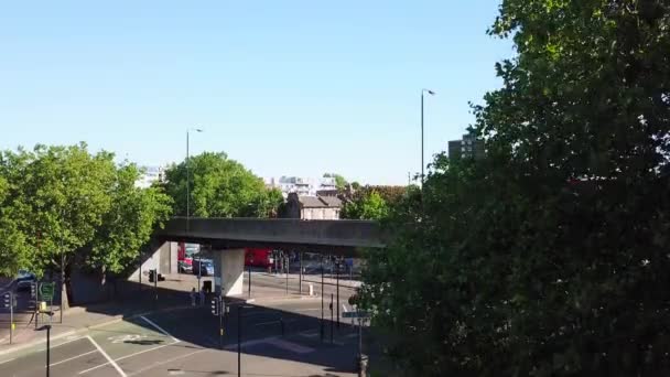 Εναέρια θέα στον κυκλικό κόμβο τούβλων όπλων γέφυρα του Πύργου της γέφυρας Μπέρμοντσεϊ και της παλιάς οδού Kent, ελέφαντας και κάστρο, γέφυρα του Λονδίνου, Μπόρμπορο, Λονδίνο, UK — Αρχείο Βίντεο