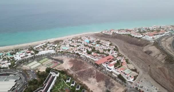 푸에르테벤투라, 카나리아 제도, 스페인의 해변 리조트의 공중 전경 — 비디오