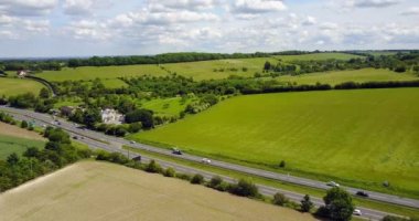 Arka planda yeşil alanlar ve mavi gökyüzü ile sittingbourne ve maidstone yol veya çift taşıyıcı havadan görünümü, Kent, İngiltere, İngiltere