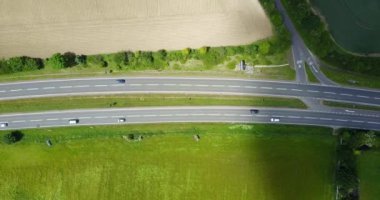 Arka planda yeşil alanlar ve hızlı hareket eden trafik ile sittingbourne yol veya çift taşıyıcı havadan görünümü, Kent, İngiltere, İngiltere