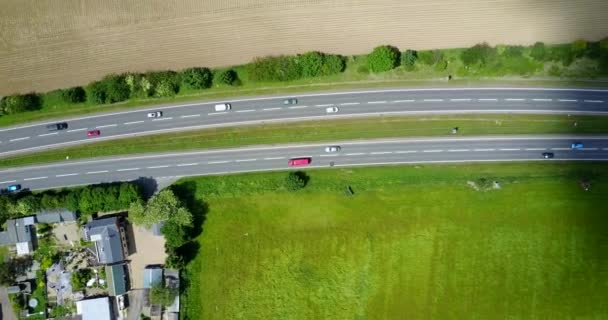 Вид с воздуха сидячей дороги или двойной проезжей части с зелеными полями на заднем плане и быстрым движением транспорта, Кент, Англия, Великобритания — стоковое видео