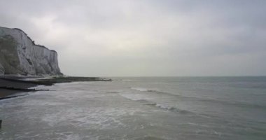 Dover güzel kıyı şeridi boyunca uçan