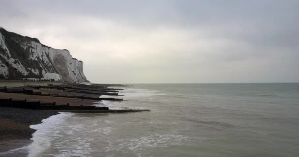 Hoovering over het strand in Dover — Stockvideo