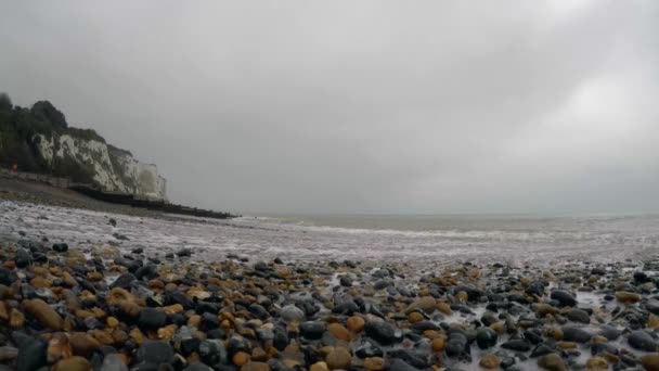 Close-up beelden van zee golven bedekt het strand peeble in Dover, kent, UK — Stockvideo