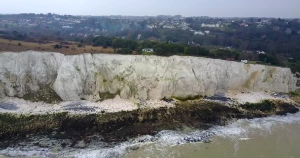 Una vista sulle bianche scogliere di Dover dalla scena del mare 4K — Video Stock