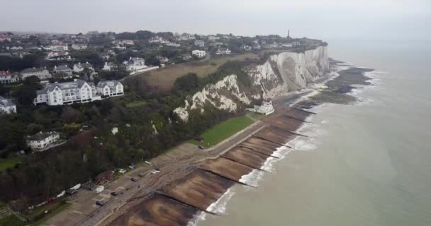 Vista aérea al mar con acantilados blancos de Dover — Vídeo de stock