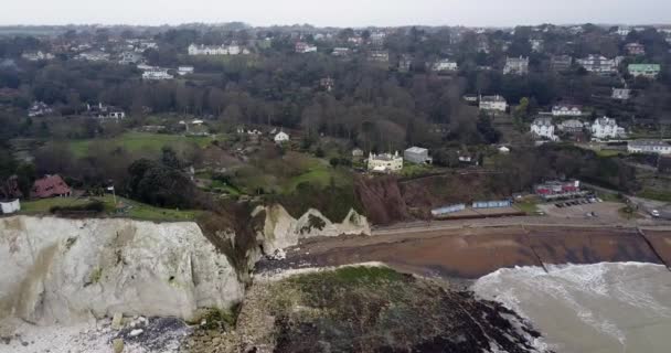 Letecký pohled na pláž v Dover s bílými útesy — Stock video
