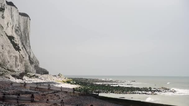 Onde marine e bianche scogliere di Dover — Video Stock