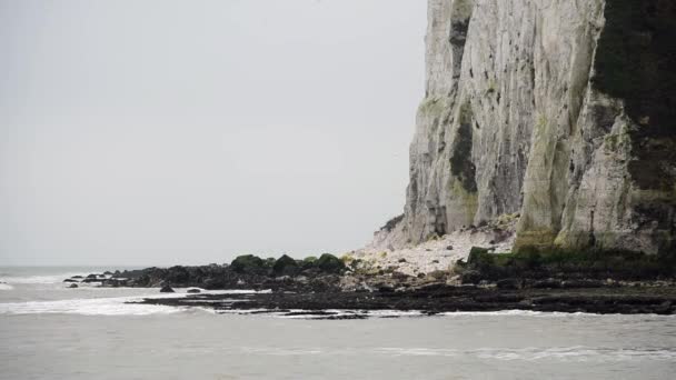 Mar en Dover con acantilados blancos — Vídeos de Stock